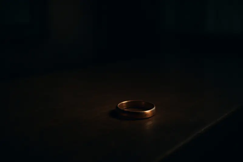 机の上の結婚指輪